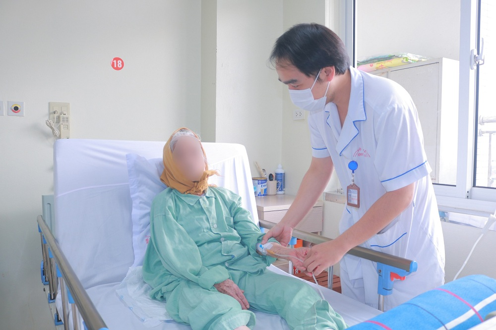 Bệnh viện E: Thay khớp háng thành công cho cụ bà 104 tuổi